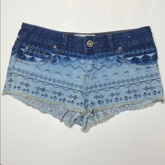 Embroidered Parisian hot pants jean shorts. Frayed hem, acid wash. - Picture 1 of 6